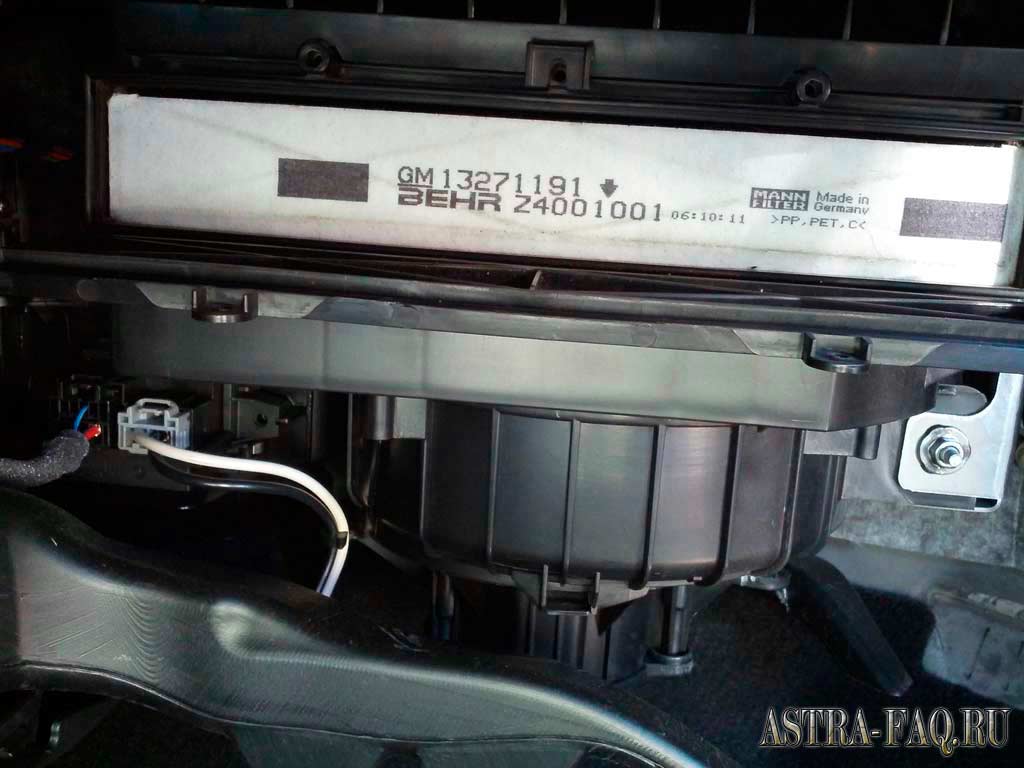 Замена салонного фильтра на Opel Astra J