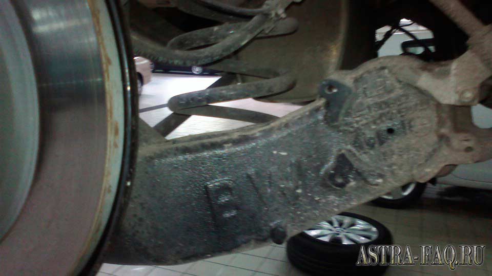 Устранение скрипа задней балки на Opel Astra J GTC