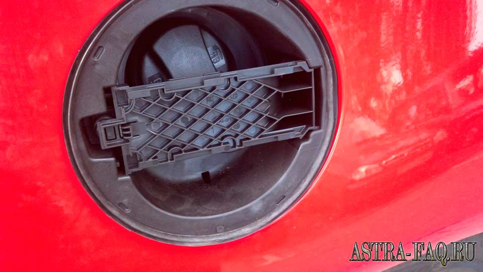 Как открыть заклинивший лючок бензобака на Opel Astra J GTC