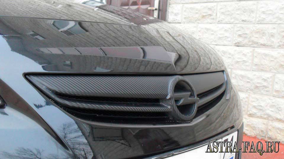 Карбоновая решетка радиатора на Opel Astra J