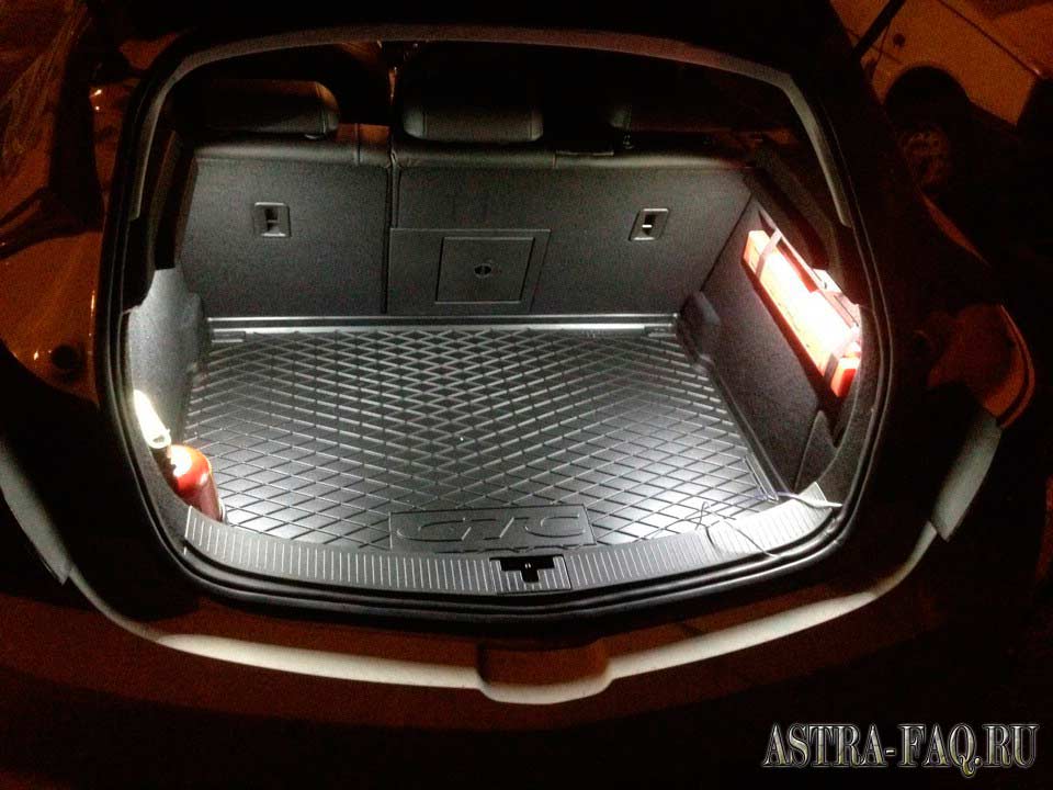 Светодиодная подсветка багажника на Opel Astra J