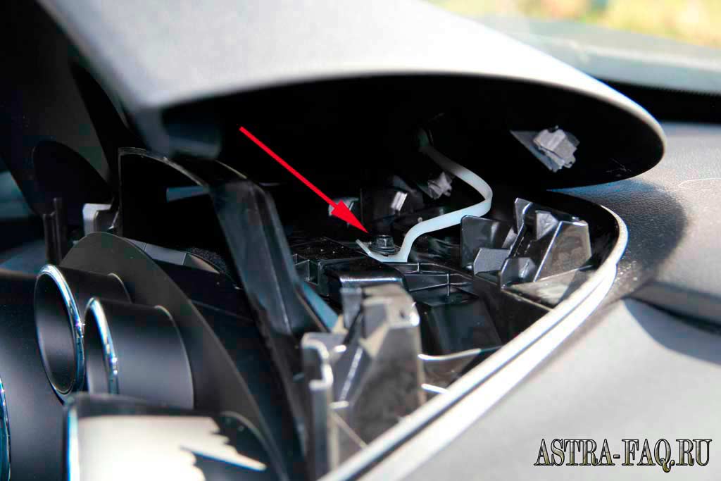 Устранение скрипа козырька панели приборов на Opel Astra J