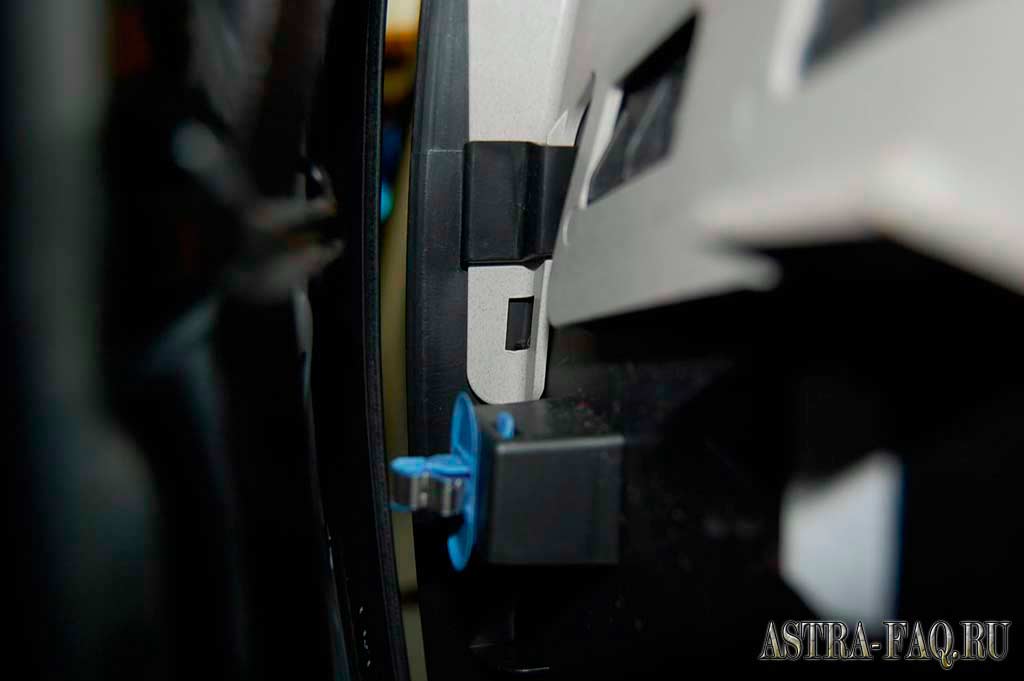 Как снять обшивку стойки ремня безопасности на Opel Astra J