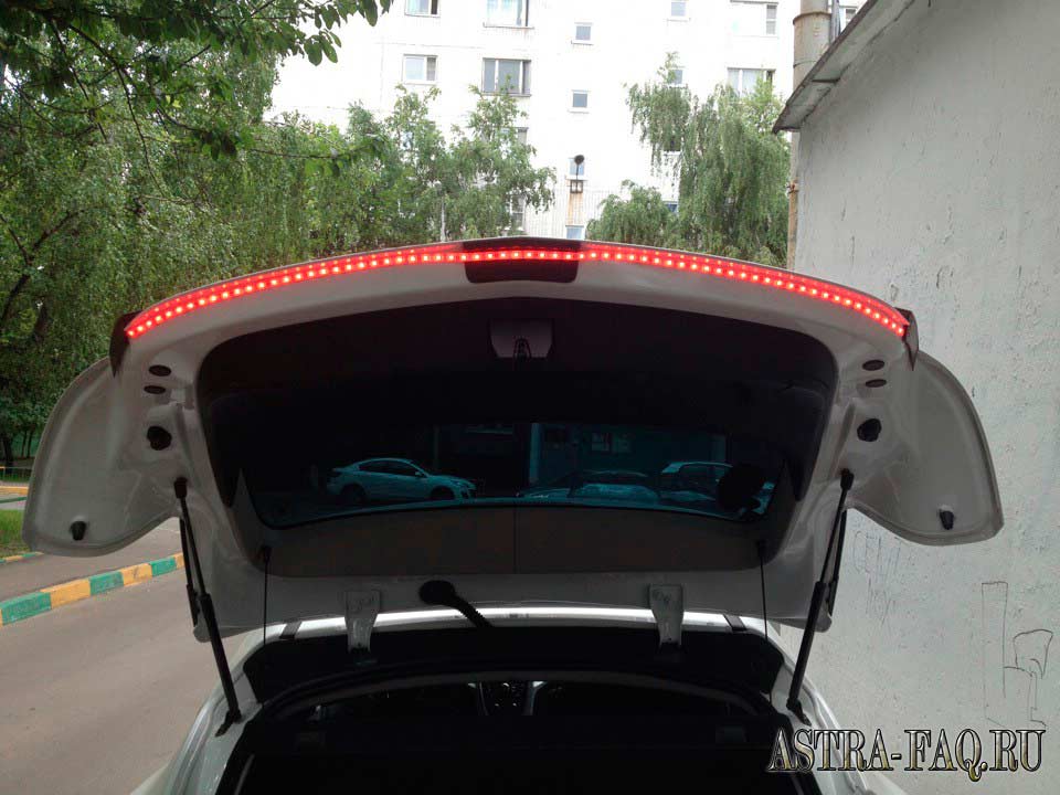 Светодиодная подсветка-улыбка багажника на Opel Astra J