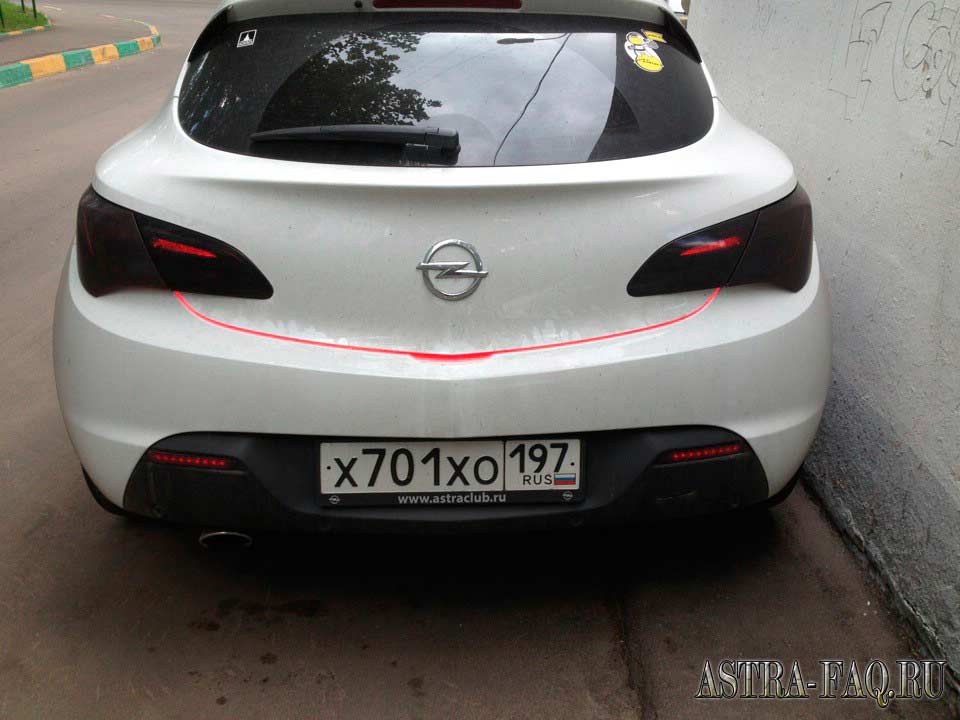Светодиодная подсветка-улыбка багажника на Opel Astra J