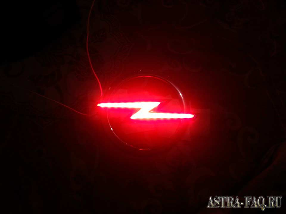 Светящаяся эмблема на Opel Astra J