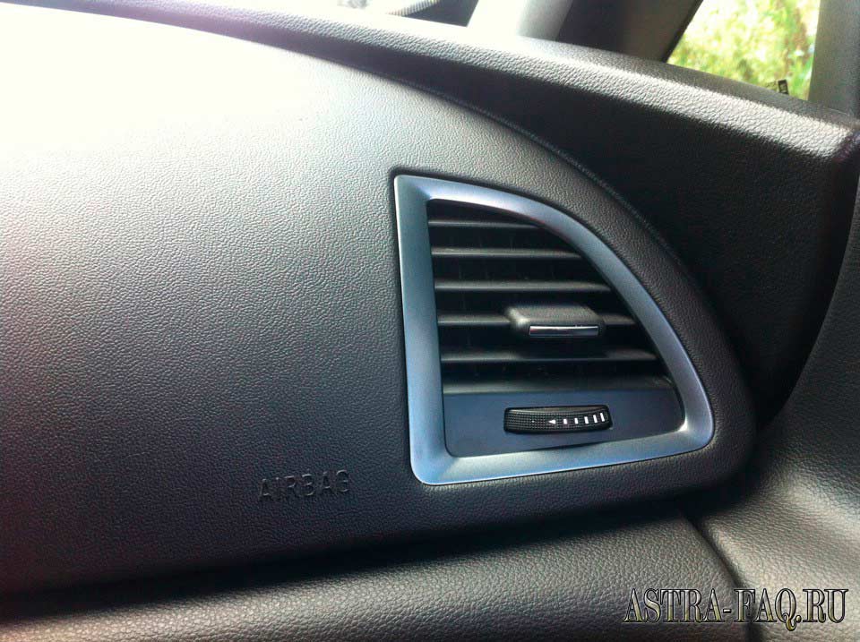 Черные матовые окантовки дефлекторов воздуховодов на Opel Astra J