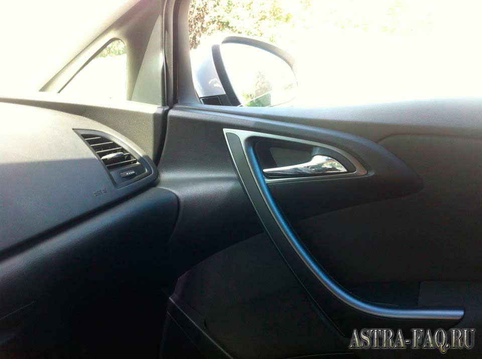 Черные матовые окантовки дефлекторов воздуховодов на Opel Astra J