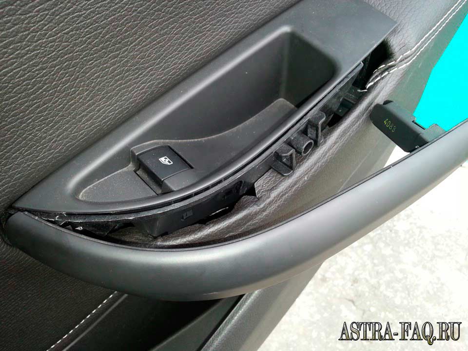 Как снять обшивку задней двери на Opel Astra J