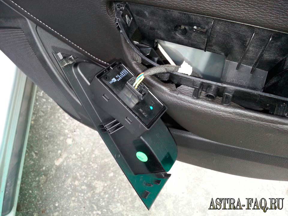 Как снять обшивку задней двери на Opel Astra J