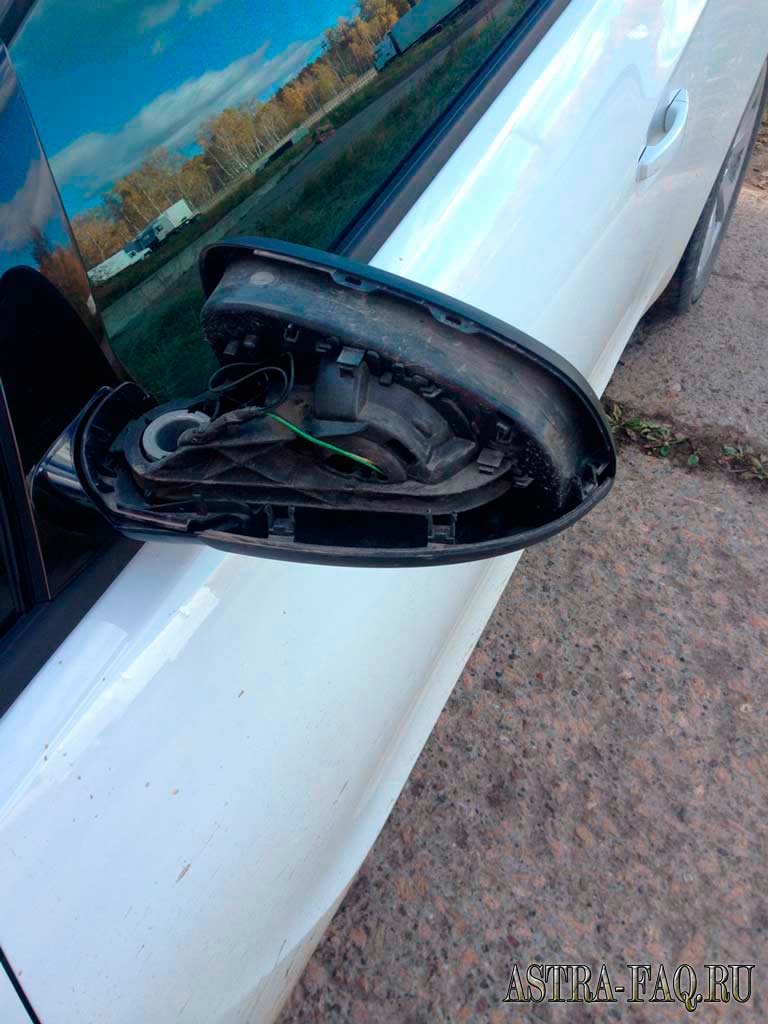 Как снять накладку зеркала на Opel Astra J