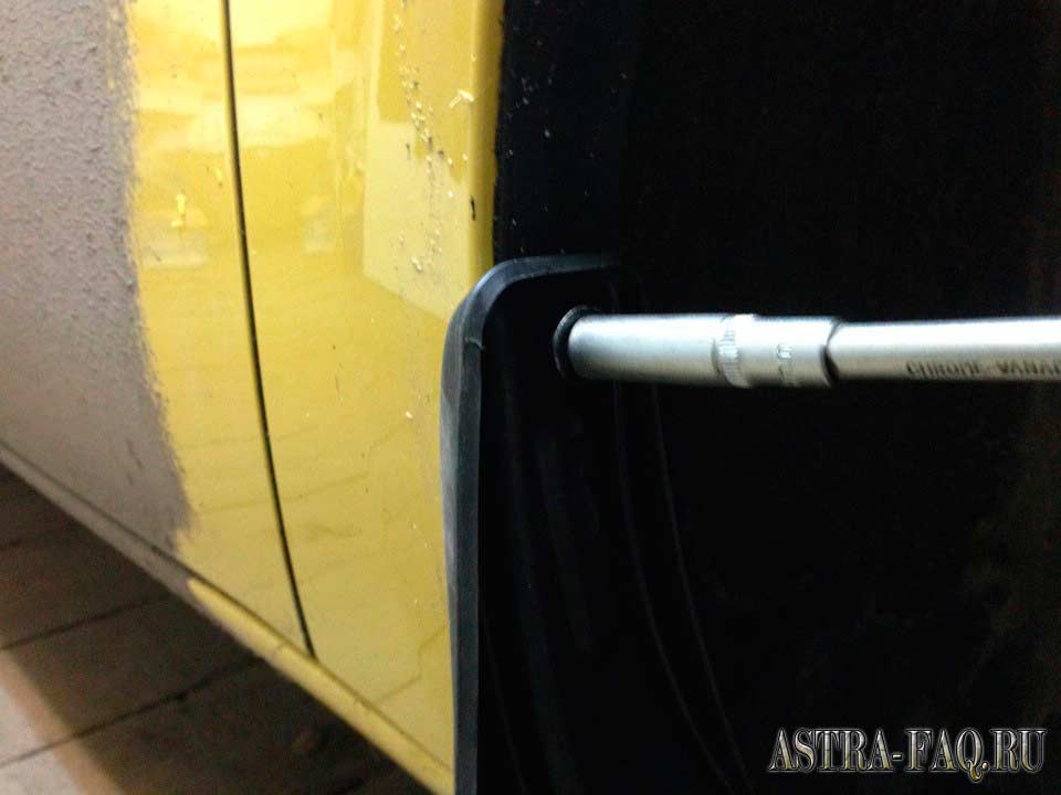 Установка брызговиков на Opel Astra J