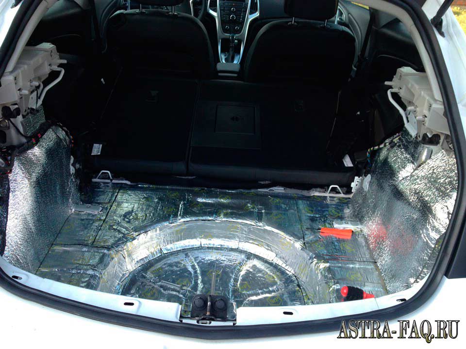 Шумоизоляция багажника на Opel Astra J
