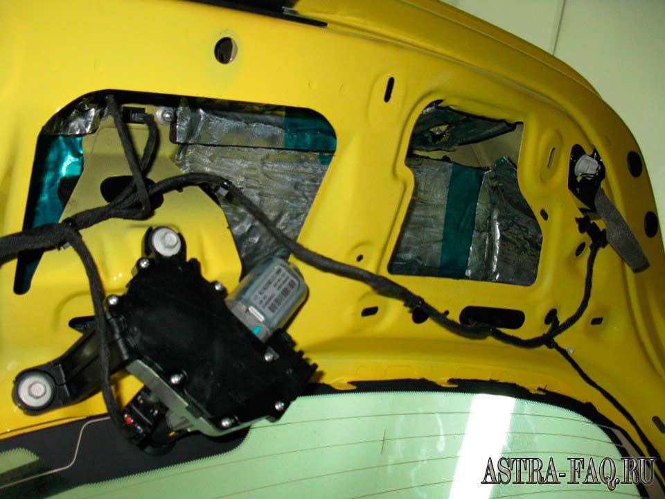 Шумоизоляция крышки багажника на Opel Astra J