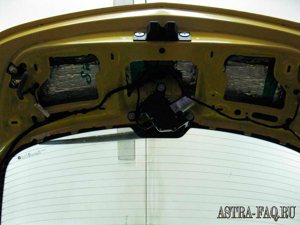 Шумоизоляция крышки багажника на Opel Astra J