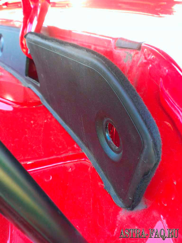 Скрип обшивки крышки багажника на Opel Astra J