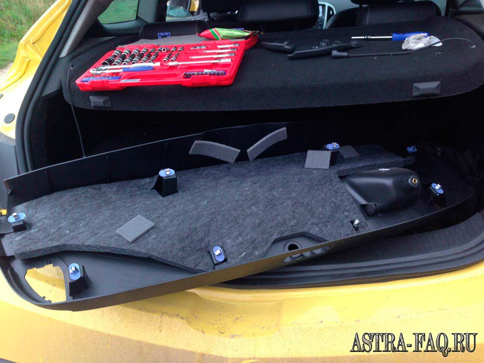 Как снять обшивку крышки багажника на Opel Astra J