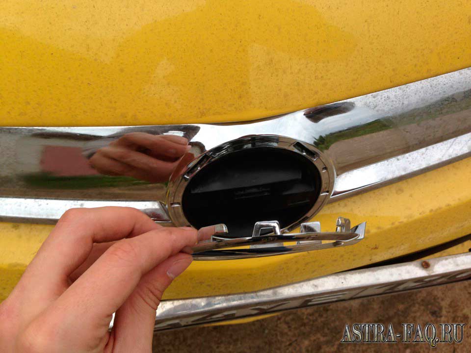 Как снять эмблему Opel на Astra J