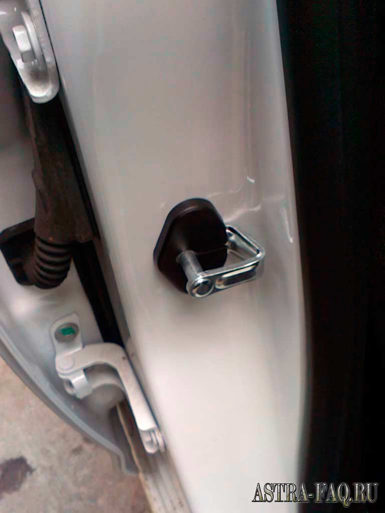 Заглушка (накладка) штыря дверного замка на Opel Astra J