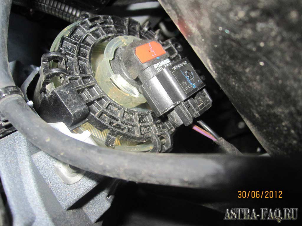 Замена лампы ПТФ на Opel Astra J