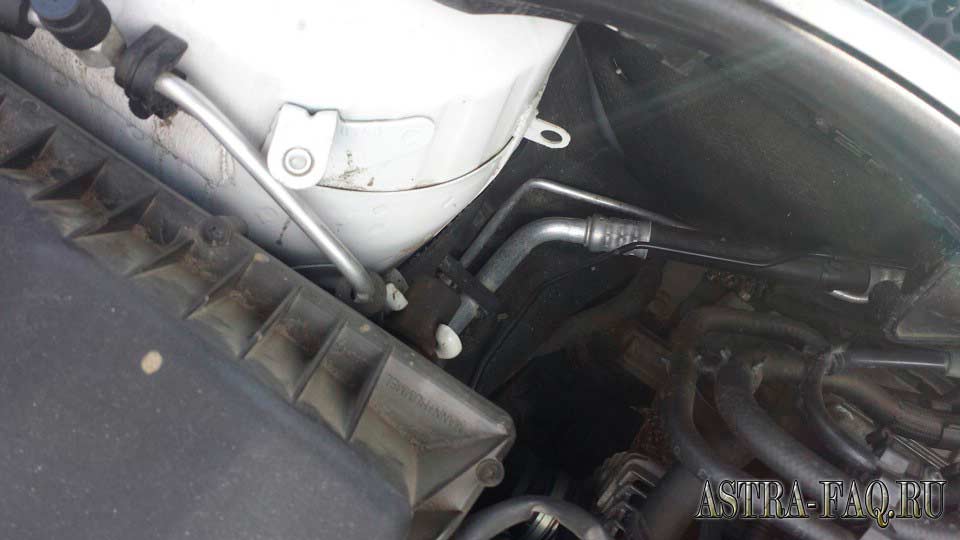Теплоизоляция трубок кондиционера на Opel Astra J