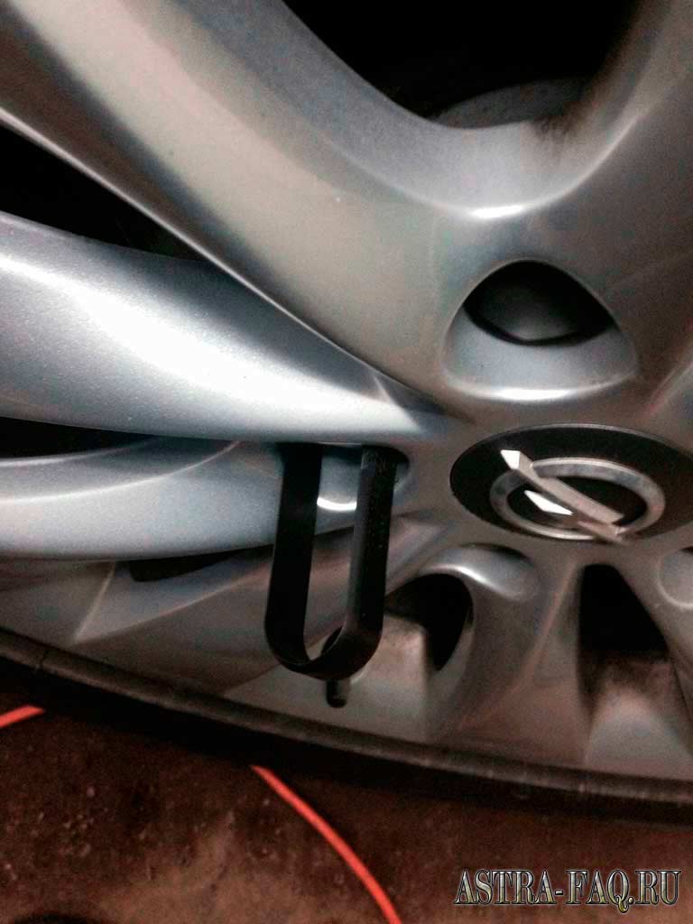 Съемник колпачков гаек колес на Opel Astra J