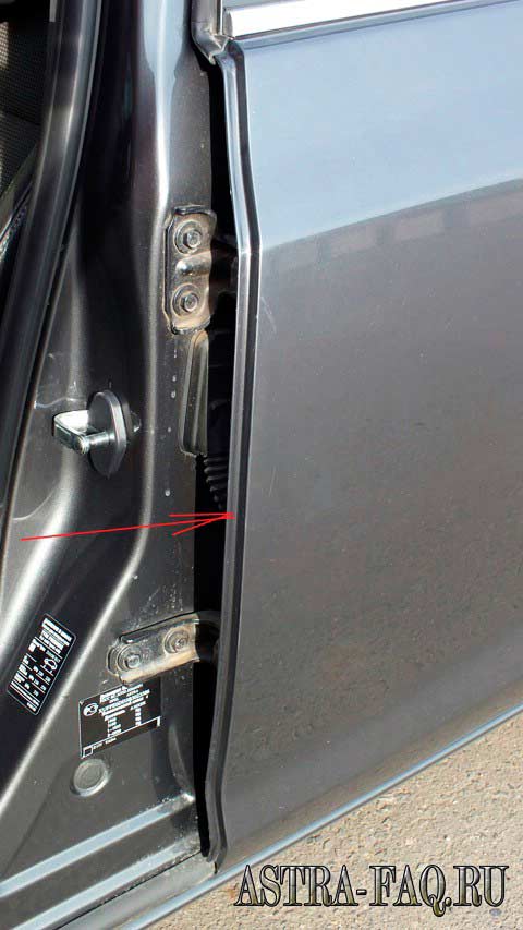 Уплотнитель задних дверей на Opel Astra J