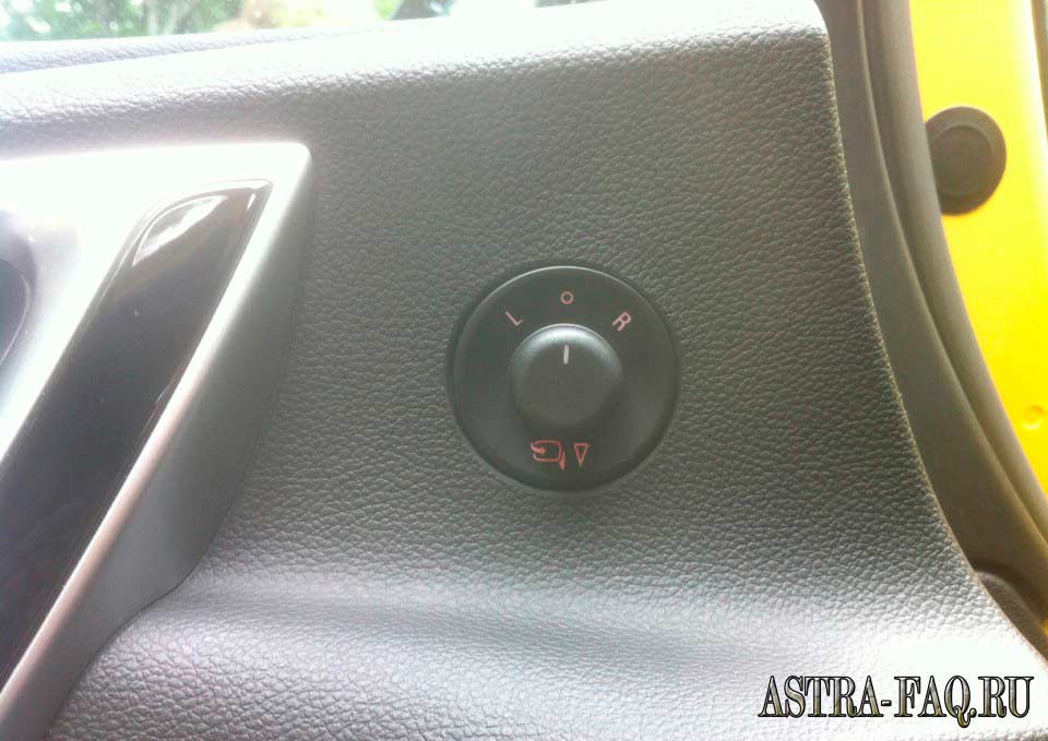 Хромированная окантовка регулятора зеркал на Opel Astra J