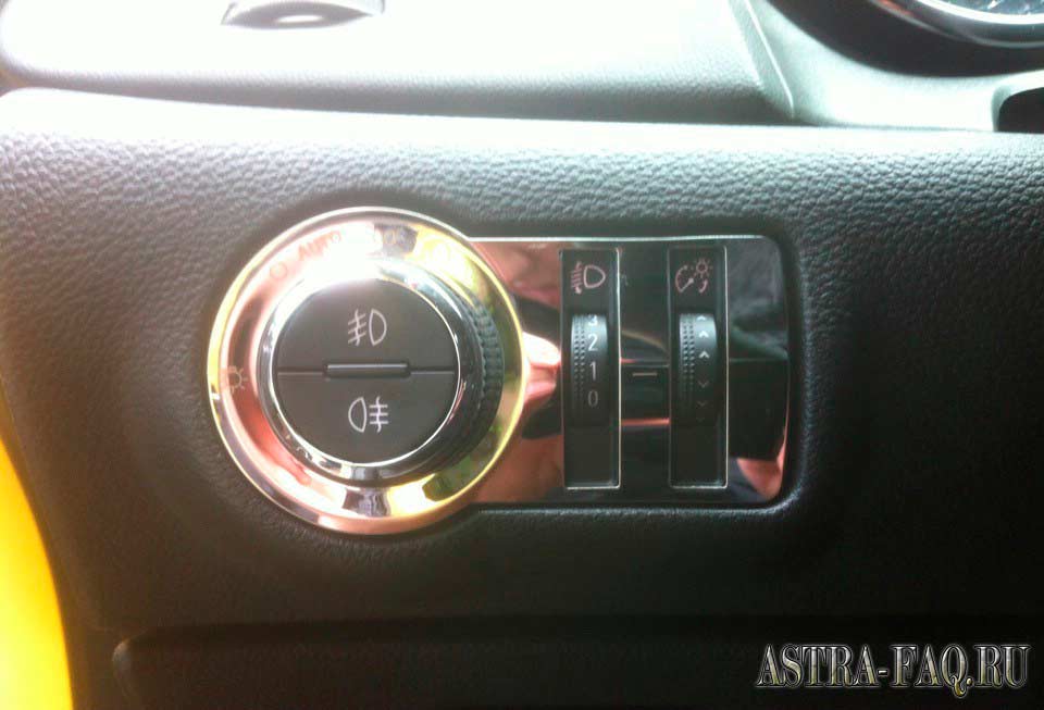 Хромированная окантовка блока переключателя фар на Opel Astra J